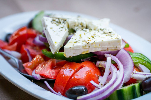 Frische Salate mit Blattsalat, Tomaten und Mozzarella im Hintergrund mit Schriftzug Salate